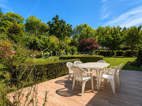 À seulement 15 minutes de Caen, dans un secteur résidentiel calme et recherché de Troarn, découvrez cette agréable maison individuelle offrant de beaux volumes et un cadre de vie idéal pour une famille en quête d’espace et de tranquillité.

Implantée sur une belle parcelle arborée de plus de 1 200 m², cette propriété bénéficie d’un environnement verdoyant et paisible, parfait pour profiter des beaux jours en famille ou entre amis.

D’une surface habitable d’environ 136 m², la maison propose une distribution fonctionnelle avec 3 chambres en rez-de-chaussée et 3 à l'étage, permettant d’accueillir une grande famille, de créer un espace télétravail ou encore des pièces dédiées aux loisirs.

Vous apprécierez également son sous-sol complet d’environ 90 m², offrant de nombreuses possibilités : garage, atelier, espace de stockage ou salle de jeux.

La maison est équipée d’une rampe d’accès facilitant l’accès aux personnes à mobilité réduite, un véritable atout pour le confort de tous.

Les atouts du bien :

- Maison individuelle de 136 m²
- 6 chambres
- Terrain arboré de 1 238 m²
- Sous-sol complet de 90 m²
- Accès PMR
- Quartier calme et recherché
- À proximité des écoles, commerces et services
- À seulement 15 minutes de Caen

À prévoir : 
La maison est parfaitement habitable en l’état, mais un rafraîchissement permettra de la remettre au goût du jour et de révéler tout son potentiel selon vos envies.

Une belle opportunité pour acquérir une maison familiale spacieuse dans un environnement privilégié et y apporter votre touche personnelle.
Une maison aux volumes généreux, un grand jardin, un environnement paisible et un beau potentiel d’évolution : tous les ingrédients sont réunis pour votre futur projet de vie. 
Chauffage: pompe à chaleur.

N’attendez plus pour venir la découvrir ! Contactez moi:  Marion Grandval – BSK Immobilier pour organiser votre visite.