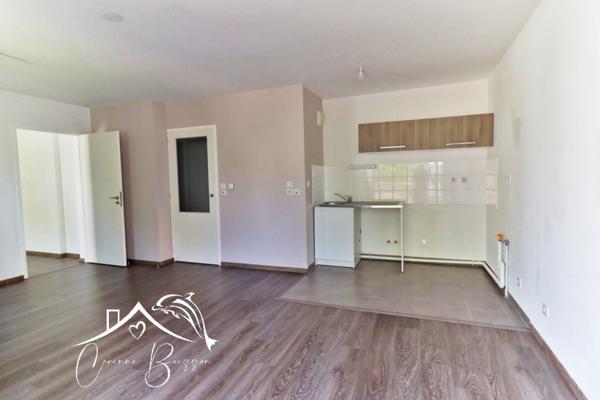 MELLINET - AU CALME AVEC BALCON SUR VERDURE ET PARKING-2013