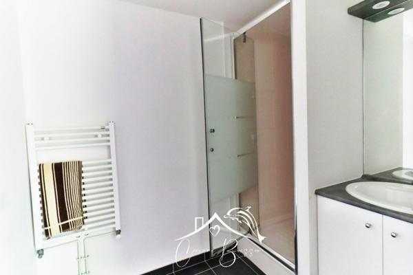 MELLINET - AU CALME AVEC BALCON SUR VERDURE ET PARKING-2013