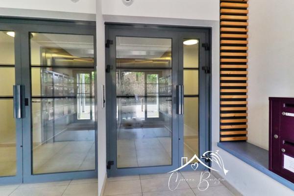 MELLINET - AU CALME AVEC BALCON SUR VERDURE ET PARKING-2013