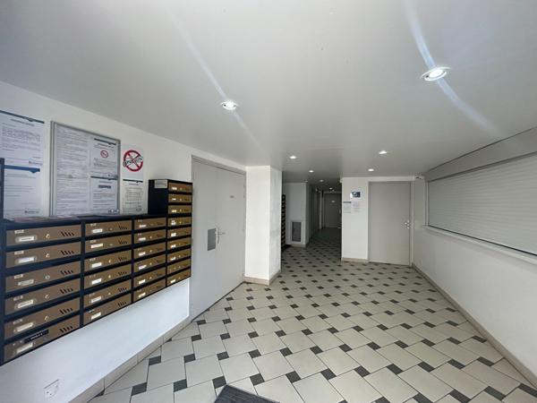 Studio dans une résidence sécurisée face aux remparts.