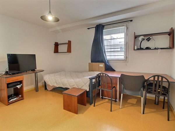 Studio dans une résidence sécurisée face aux remparts.