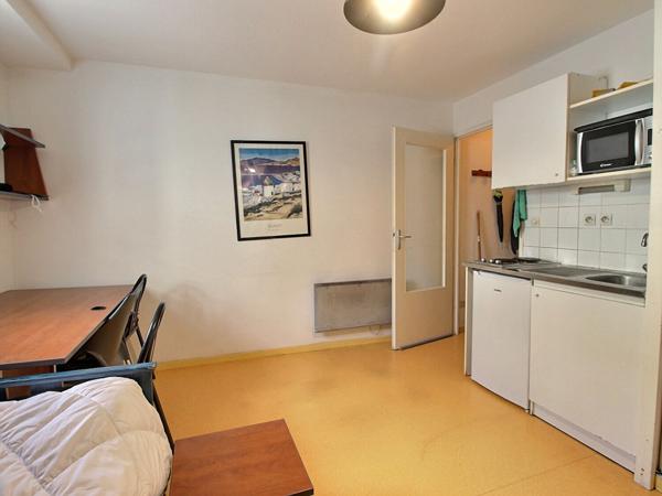 Studio dans une résidence sécurisée face aux remparts.