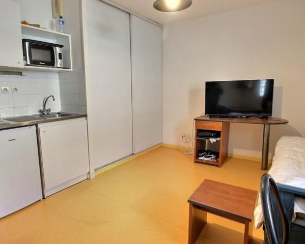 Studio dans une résidence sécurisée face aux remparts.