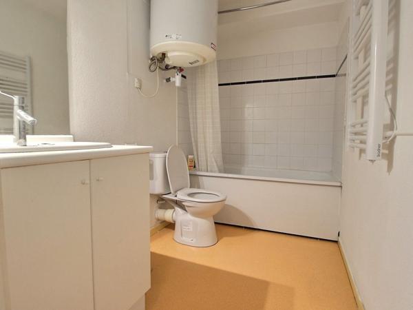 Studio dans une résidence sécurisée face aux remparts.