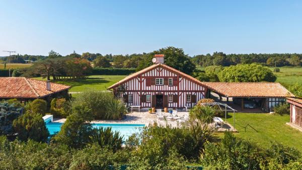 Soustons, authentique maison landaise du XVIIIe, 265 m², dépendances, piscine, parc paysagé 6 800 m², à 2 minutes du centre et du lac.