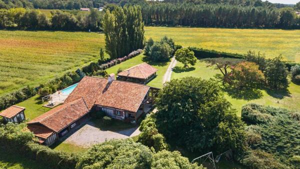 Soustons, authentique maison landaise du XVIIIe, 265 m², dépendances, piscine, parc paysagé 6 800 m², à 2 minutes du centre et du lac.