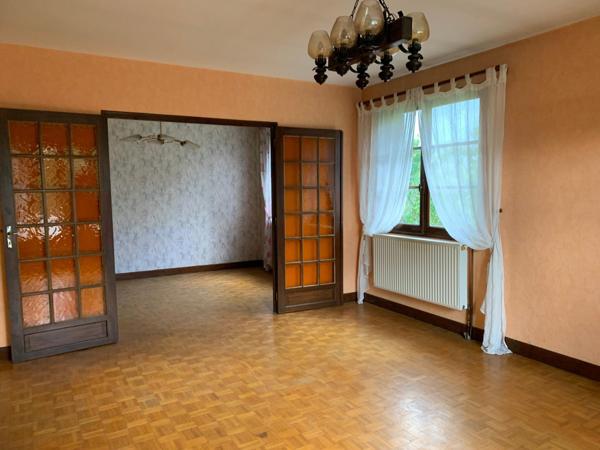 Ensemble immobilier avec grand terrain.