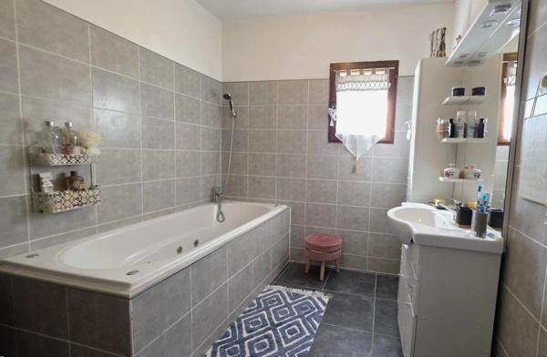 SAINT SAVOURNIN (13) Maison 5p pleine de charme avec dépendance, piscine, cuisine d’été, four et garage.