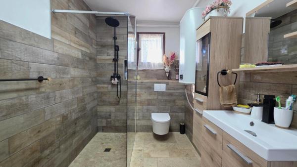 SAINT SAVOURNIN (13) Maison 5p pleine de charme avec dépendance, piscine, cuisine d’été, four et garage.