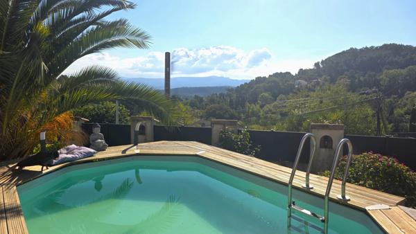 SAINT SAVOURNIN (13) Maison 5p pleine de charme avec dépendance, piscine, cuisine d’été, four et garage.