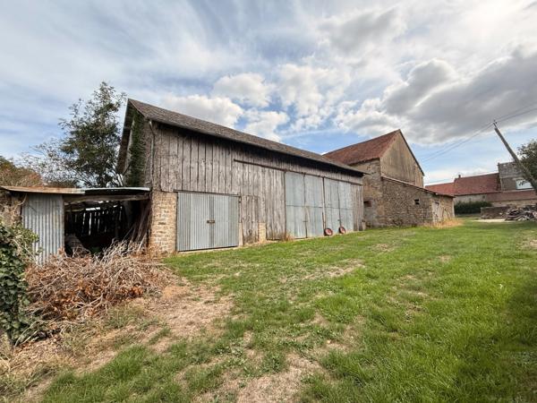 EN EXCLUSIVITE ! Propriété 2 maisons + dépendances sur 4700 m2 de terrain (ou 1ha8 si nécessaire) 88 000 €