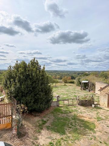 EN EXCLUSIVITE ! Propriété 2 maisons + dépendances sur 4700 m2 de terrain (ou 1ha8 si nécessaire) 88 000 €