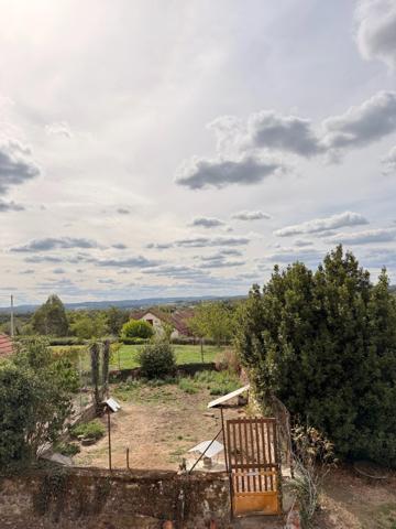 EN EXCLUSIVITE ! Propriété 2 maisons + dépendances sur 4700 m2 de terrain (ou 1ha8 si nécessaire) 88 000 €