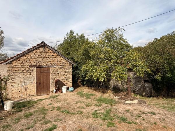 EN EXCLUSIVITE ! Propriété 2 maisons + dépendances sur 4700 m2 de terrain (ou 1ha8 si nécessaire) 88 000 €