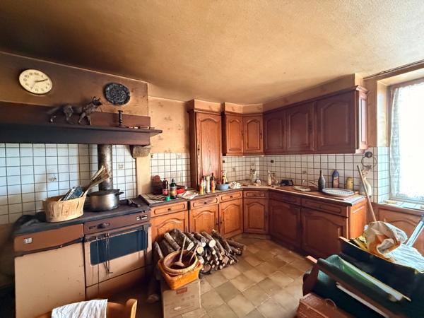 EN EXCLUSIVITE ! Propriété 2 maisons + dépendances sur 4700 m2 de terrain (ou 1ha8 si nécessaire) 88 000 €