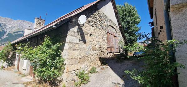 Chauffayer (05800) MAISON DE VILAGE DE TYPE 4/5 EN PIERRE ET VOÜTE AVEC UNE IMMENSE GRANGE