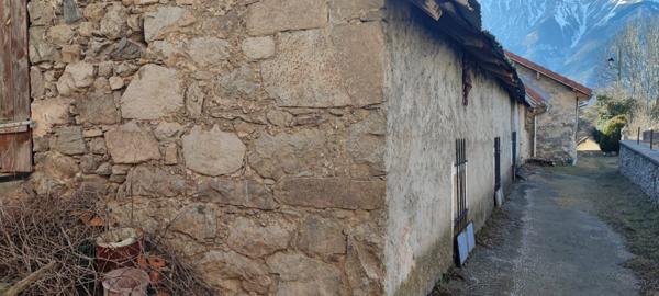 Chauffayer (05800) MAISON DE VILAGE DE TYPE 4/5 EN PIERRE ET VOÜTE AVEC UNE IMMENSE GRANGE