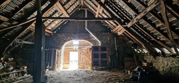 Chauffayer (05800) MAISON DE VILAGE DE TYPE 4/5 EN PIERRE ET VOÜTE AVEC UNE IMMENSE GRANGE