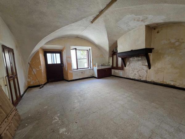 Chauffayer (05800) MAISON DE VILAGE DE TYPE 4/5 EN PIERRE ET VOÜTE AVEC UNE IMMENSE GRANGE