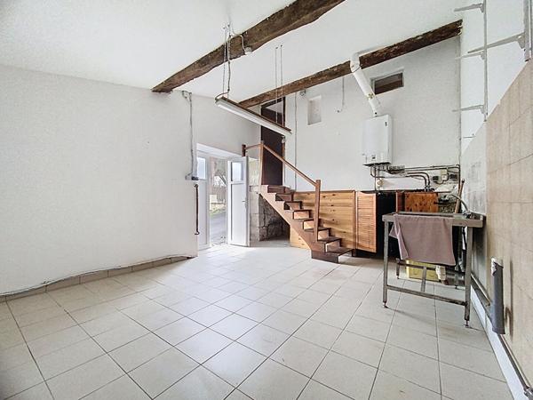A Vendre à Ordan Larroque ancien commerce de 6 pièces avec fort potentiel