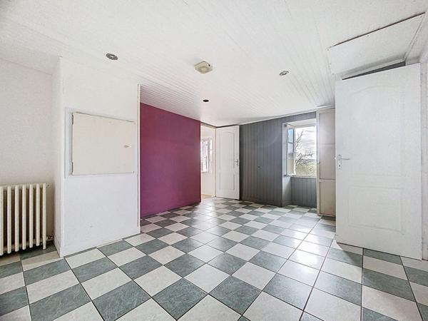 A Vendre à Ordan Larroque ancien commerce de 6 pièces avec fort potentiel