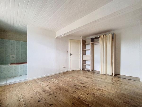 A Vendre à Ordan Larroque ancien commerce de 6 pièces avec fort potentiel