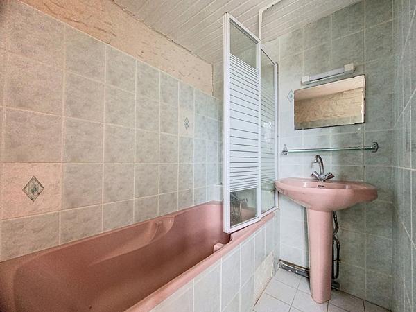 A Vendre à Ordan Larroque ancien commerce de 6 pièces avec fort potentiel