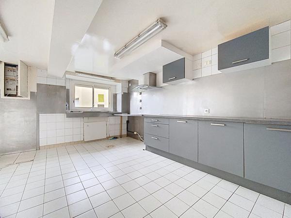 A Vendre à Ordan Larroque ancien commerce de 6 pièces avec fort potentiel