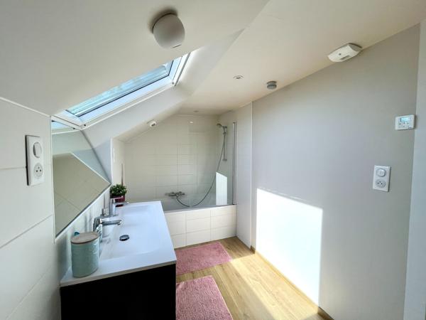 Maison
                                                                                                                                                                                                                                                                                                                        5 pièce(s)                                                                                                                                                                                                          3 chambre(s)                                                                                                                                                                                                          100  m²