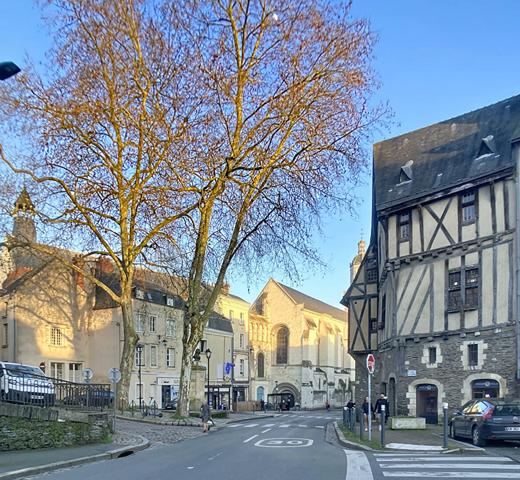 A vendre coeur de Doutre, Boulevard Descazeaux, appartement type 1 avec cuisine indépendante, petite copropriété, chauffage individuel, faibles charges, vendu sans locataire.