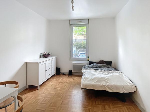 A vendre coeur de Doutre, Boulevard Descazeaux, appartement type 1 avec cuisine indépendante, petite copropriété, chauffage individuel, faibles charges, vendu sans locataire.