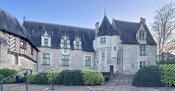 A vendre coeur de Doutre, Boulevard Descazeaux, appartement type 1 avec cuisine indépendante, petite copropriété, chauffage individuel, faibles charges, vendu sans locataire.