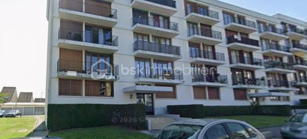 BEAUVAIS, appartement de  64 m² entièrement rénové.
Secteur Clairefontaine, résidence privée
Appartement entièrement rénové, traversant et lumineux, d'une surface de 64 m² situé au rez-de-chaussée,  comprenant : Hall d'entrée desservant une cuisine aménagée et équipée (avec un cellier), un double salon - séjour, 2 chambres, un dressing, et une salle de bain, WC.
Huisserie PVC, double vitrage, volets roulants
Ce bien est complété avec une cave et une place de parking privative.