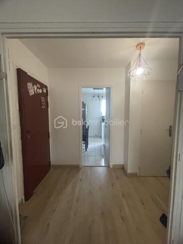 BEAUVAIS, appartement de  64 m² entièrement rénové.
Secteur Clairefontaine, résidence privée
Appartement entièrement rénové, traversant et lumineux, d'une surface de 64 m² situé au rez-de-chaussée,  comprenant : Hall d'entrée desservant une cuisine aménagée et équipée (avec un cellier), un double salon - séjour, 2 chambres, un dressing, et une salle de bain, WC.
Huisserie PVC, double vitrage, volets roulants
Ce bien est complété avec une cave et une place de parking privative.