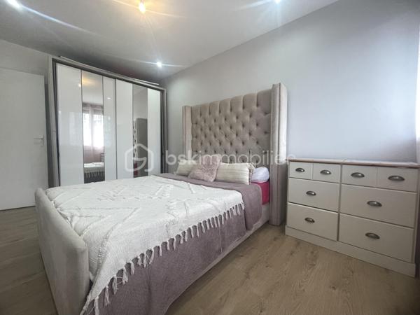 BEAUVAIS, appartement de  64 m² entièrement rénové.
Secteur Clairefontaine, résidence privée
Appartement entièrement rénové, traversant et lumineux, d'une surface de 64 m² situé au rez-de-chaussée,  comprenant : Hall d'entrée desservant une cuisine aménagée et équipée (avec un cellier), un double salon - séjour, 2 chambres, un dressing, et une salle de bain, WC.
Huisserie PVC, double vitrage, volets roulants
Ce bien est complété avec une cave et une place de parking privative.