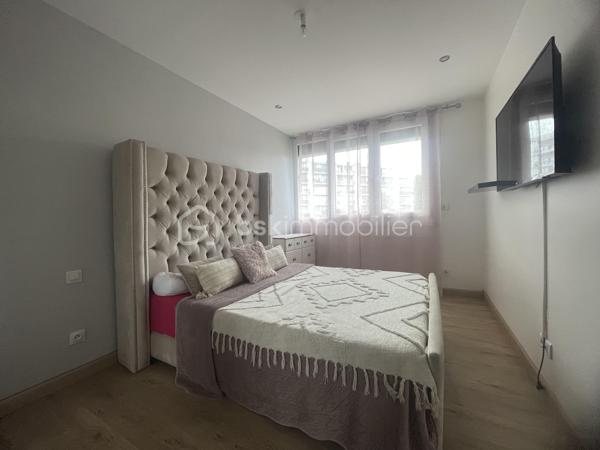 BEAUVAIS, appartement de  64 m² entièrement rénové.
Secteur Clairefontaine, résidence privée
Appartement entièrement rénové, traversant et lumineux, d'une surface de 64 m² situé au rez-de-chaussée,  comprenant : Hall d'entrée desservant une cuisine aménagée et équipée (avec un cellier), un double salon - séjour, 2 chambres, un dressing, et une salle de bain, WC.
Huisserie PVC, double vitrage, volets roulants
Ce bien est complété avec une cave et une place de parking privative.