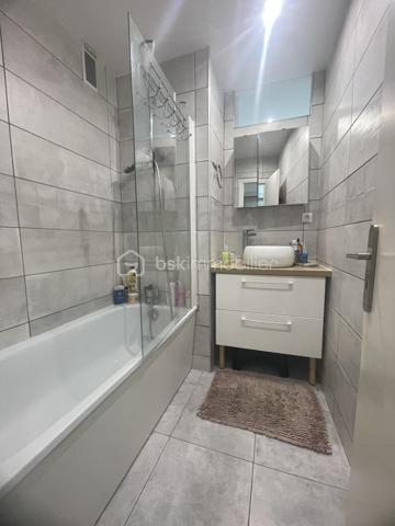 BEAUVAIS, appartement de  64 m² entièrement rénové.
Secteur Clairefontaine, résidence privée
Appartement entièrement rénové, traversant et lumineux, d'une surface de 64 m² situé au rez-de-chaussée,  comprenant : Hall d'entrée desservant une cuisine aménagée et équipée (avec un cellier), un double salon - séjour, 2 chambres, un dressing, et une salle de bain, WC.
Huisserie PVC, double vitrage, volets roulants
Ce bien est complété avec une cave et une place de parking privative.