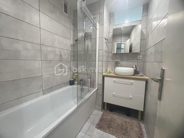 BEAUVAIS, appartement de  64 m² entièrement rénové.
Secteur Clairefontaine, résidence privée
Appartement entièrement rénové, traversant et lumineux, d'une surface de 64 m² situé au rez-de-chaussée,  comprenant : Hall d'entrée desservant une cuisine aménagée et équipée (avec un cellier), un double salon - séjour, 2 chambres, un dressing, et une salle de bain, WC.
Huisserie PVC, double vitrage, volets roulants
Ce bien est complété avec une cave et une place de parking privative.