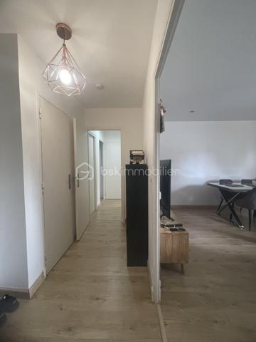 BEAUVAIS, appartement de  64 m² entièrement rénové.
Secteur Clairefontaine, résidence privée
Appartement entièrement rénové, traversant et lumineux, d'une surface de 64 m² situé au rez-de-chaussée,  comprenant : Hall d'entrée desservant une cuisine aménagée et équipée (avec un cellier), un double salon - séjour, 2 chambres, un dressing, et une salle de bain, WC.
Huisserie PVC, double vitrage, volets roulants
Ce bien est complété avec une cave et une place de parking privative.