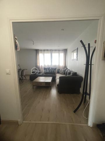 BEAUVAIS, appartement de  64 m² entièrement rénové.
Secteur Clairefontaine, résidence privée
Appartement entièrement rénové, traversant et lumineux, d'une surface de 64 m² situé au rez-de-chaussée,  comprenant : Hall d'entrée desservant une cuisine aménagée et équipée (avec un cellier), un double salon - séjour, 2 chambres, un dressing, et une salle de bain, WC.
Huisserie PVC, double vitrage, volets roulants
Ce bien est complété avec une cave et une place de parking privative.