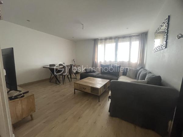 BEAUVAIS, appartement de  64 m² entièrement rénové.
Secteur Clairefontaine, résidence privée
Appartement entièrement rénové, traversant et lumineux, d'une surface de 64 m² situé au rez-de-chaussée,  comprenant : Hall d'entrée desservant une cuisine aménagée et équipée (avec un cellier), un double salon - séjour, 2 chambres, un dressing, et une salle de bain, WC.
Huisserie PVC, double vitrage, volets roulants
Ce bien est complété avec une cave et une place de parking privative.