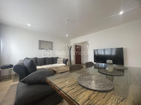 BEAUVAIS, appartement de  64 m² entièrement rénové.
Secteur Clairefontaine, résidence privée
Appartement entièrement rénové, traversant et lumineux, d'une surface de 64 m² situé au rez-de-chaussée,  comprenant : Hall d'entrée desservant une cuisine aménagée et équipée (avec un cellier), un double salon - séjour, 2 chambres, un dressing, et une salle de bain, WC.
Huisserie PVC, double vitrage, volets roulants
Ce bien est complété avec une cave et une place de parking privative.
