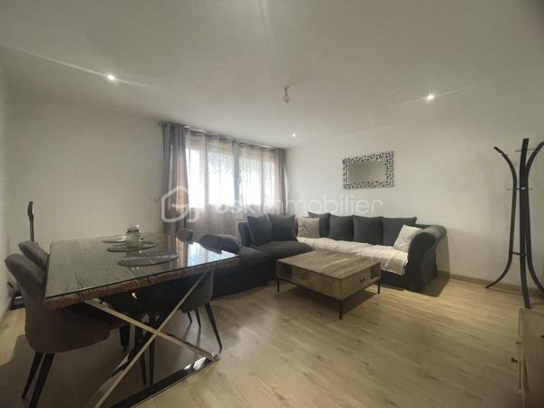 BEAUVAIS, appartement de  64 m² entièrement rénové.
Secteur Clairefontaine, résidence privée
Appartement entièrement rénové, traversant et lumineux, d'une surface de 64 m² situé au rez-de-chaussée,  comprenant : Hall d'entrée desservant une cuisine aménagée et équipée (avec un cellier), un double salon - séjour, 2 chambres, un dressing, et une salle de bain, WC.
Huisserie PVC, double vitrage, volets roulants
Ce bien est complété avec une cave et une place de parking privative.