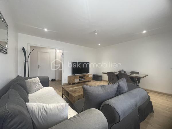 BEAUVAIS, appartement de  64 m² entièrement rénové.
Secteur Clairefontaine, résidence privée
Appartement entièrement rénové, traversant et lumineux, d'une surface de 64 m² situé au rez-de-chaussée,  comprenant : Hall d'entrée desservant une cuisine aménagée et équipée (avec un cellier), un double salon - séjour, 2 chambres, un dressing, et une salle de bain, WC.
Huisserie PVC, double vitrage, volets roulants
Ce bien est complété avec une cave et une place de parking privative.