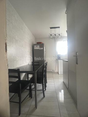 BEAUVAIS, appartement de  64 m² entièrement rénové.
Secteur Clairefontaine, résidence privée
Appartement entièrement rénové, traversant et lumineux, d'une surface de 64 m² situé au rez-de-chaussée,  comprenant : Hall d'entrée desservant une cuisine aménagée et équipée (avec un cellier), un double salon - séjour, 2 chambres, un dressing, et une salle de bain, WC.
Huisserie PVC, double vitrage, volets roulants
Ce bien est complété avec une cave et une place de parking privative.
