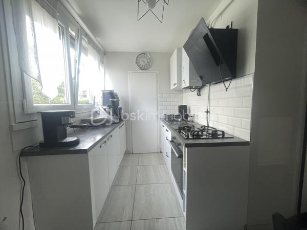 BEAUVAIS, appartement de  64 m² entièrement rénové.
Secteur Clairefontaine, résidence privée
Appartement entièrement rénové, traversant et lumineux, d'une surface de 64 m² situé au rez-de-chaussée,  comprenant : Hall d'entrée desservant une cuisine aménagée et équipée (avec un cellier), un double salon - séjour, 2 chambres, un dressing, et une salle de bain, WC.
Huisserie PVC, double vitrage, volets roulants
Ce bien est complété avec une cave et une place de parking privative.