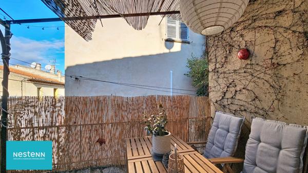 Maison de village de 96m2 avec 3 chambres, terrasse, garage et cave dans le centre de Rougiers.