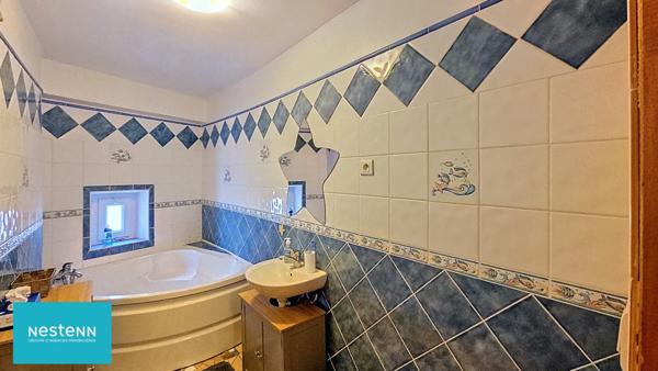 Maison de village de 96m2 avec 3 chambres, terrasse, garage et cave dans le centre de Rougiers.