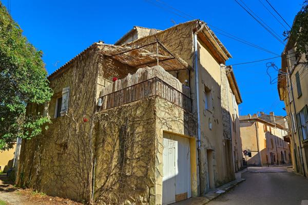 Maison de village de 96m2 avec 3 chambres, terrasse, garage et cave dans le centre de Rougiers.